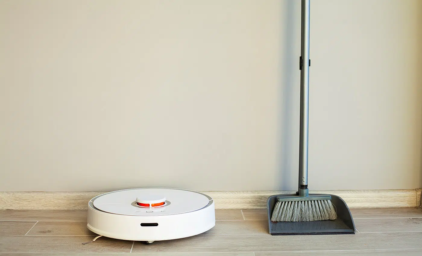 Comparison of Robot Cleaner and Broom in Bright Room.