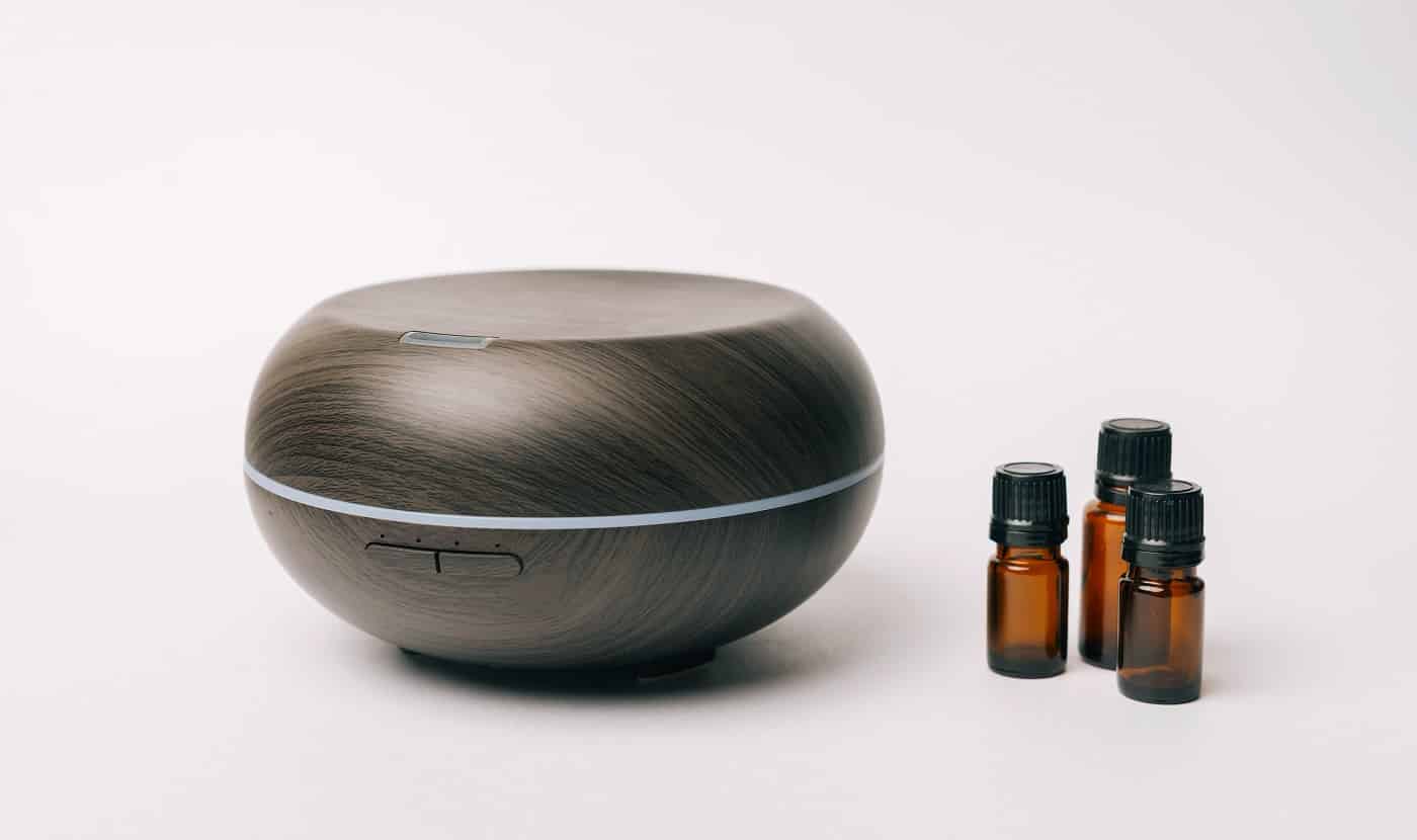 Device for aroma therapy with oil and vapor.