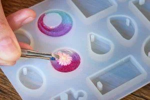 Decorated colorful resin with dry flower, Process of making accessory resin. How To Harden Sticky Resin