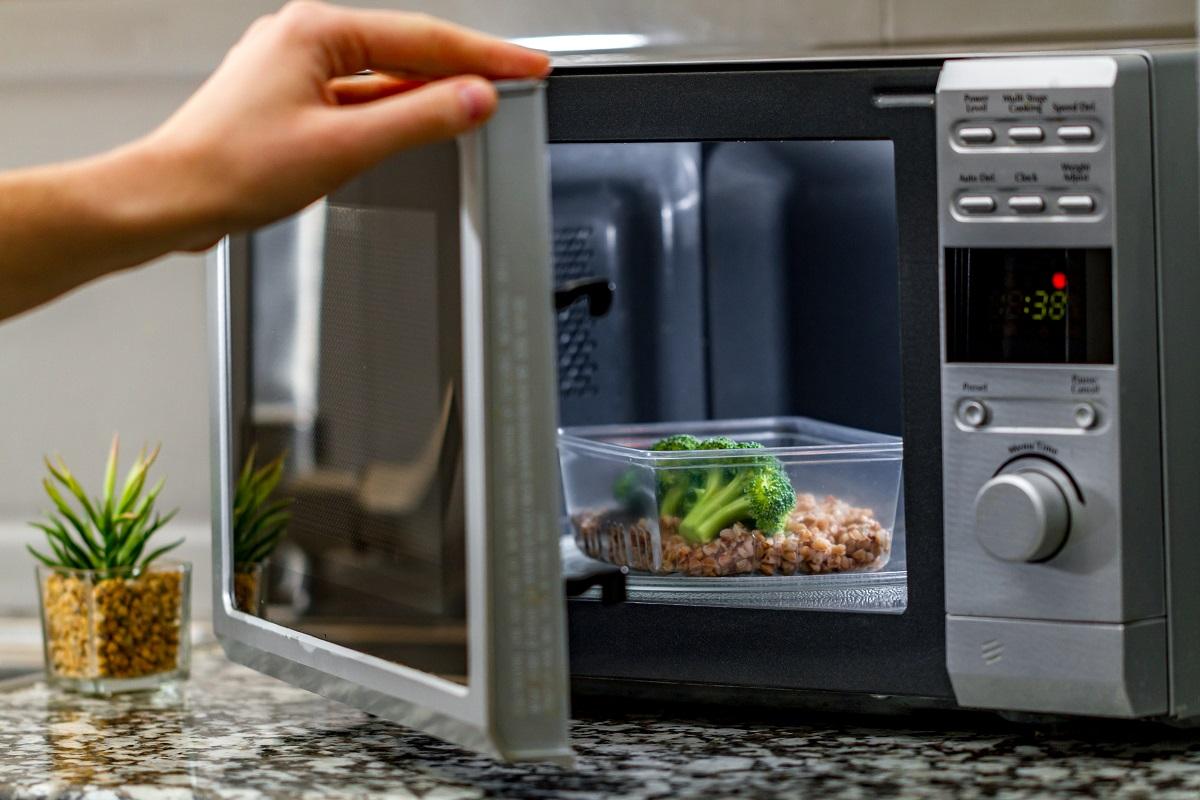 Using the Microwavable Dishes to heat food 