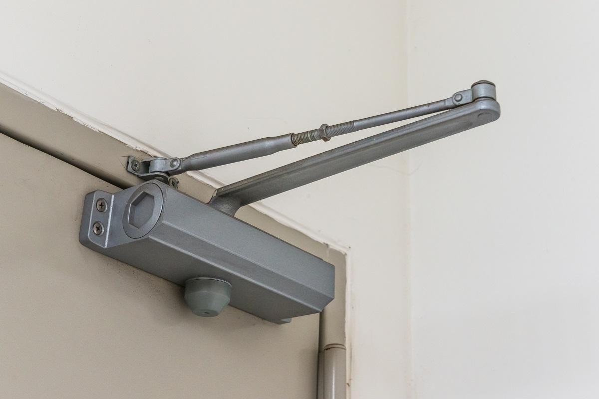 closeup Automatic hydraulic leaver hinge door closer holder