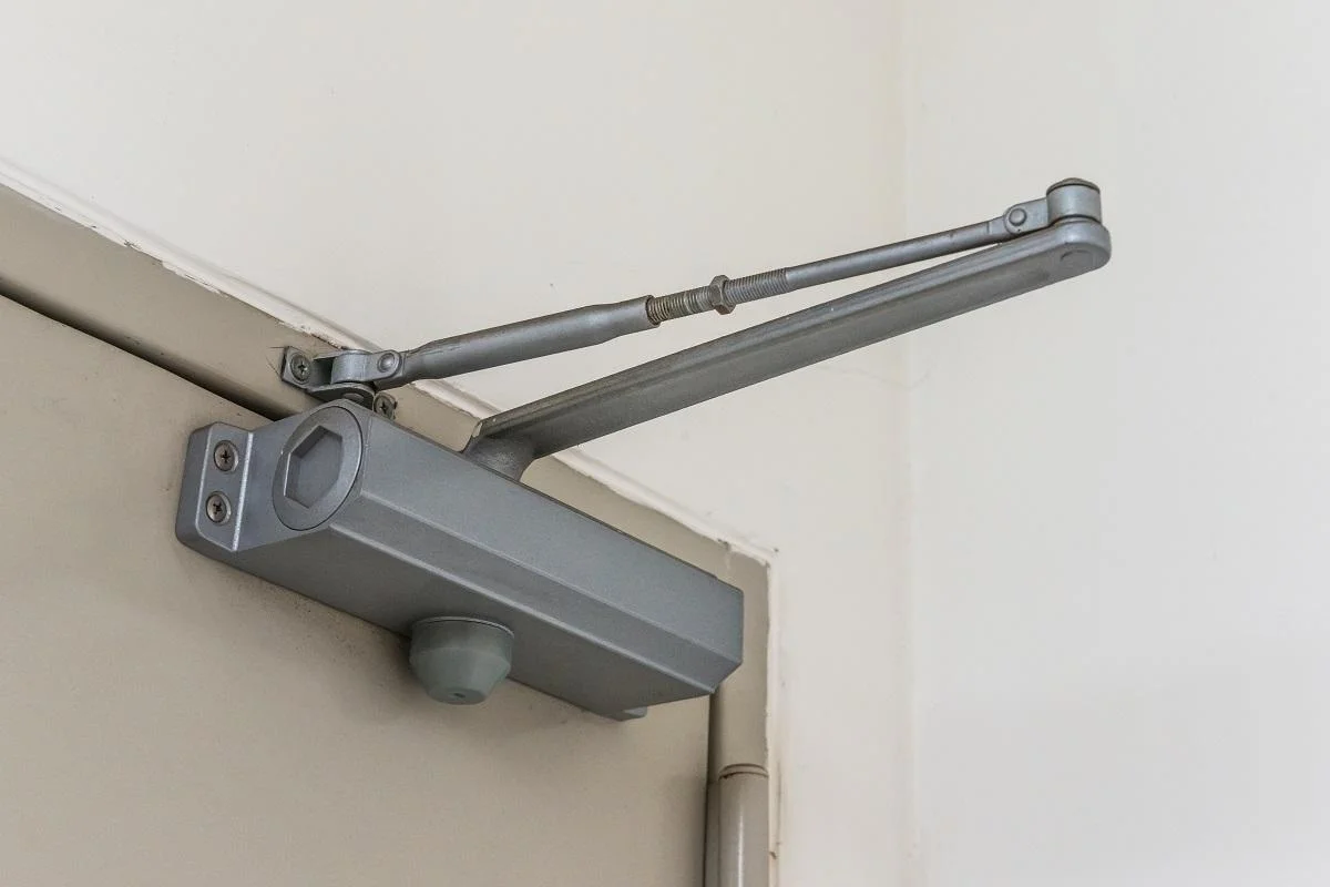 closeup Automatic hydraulic leaver hinge door closer holder