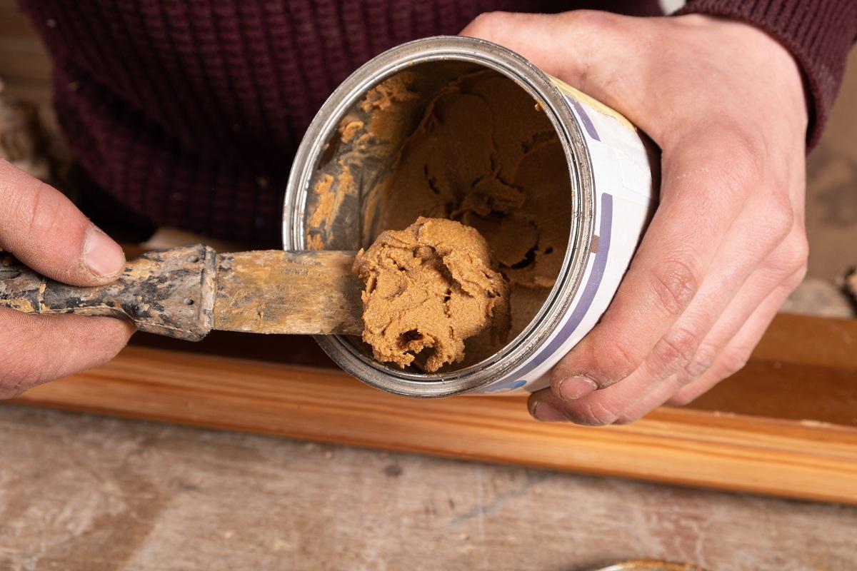 best putty and trowel for restoration of wooden furniture and surfaces.