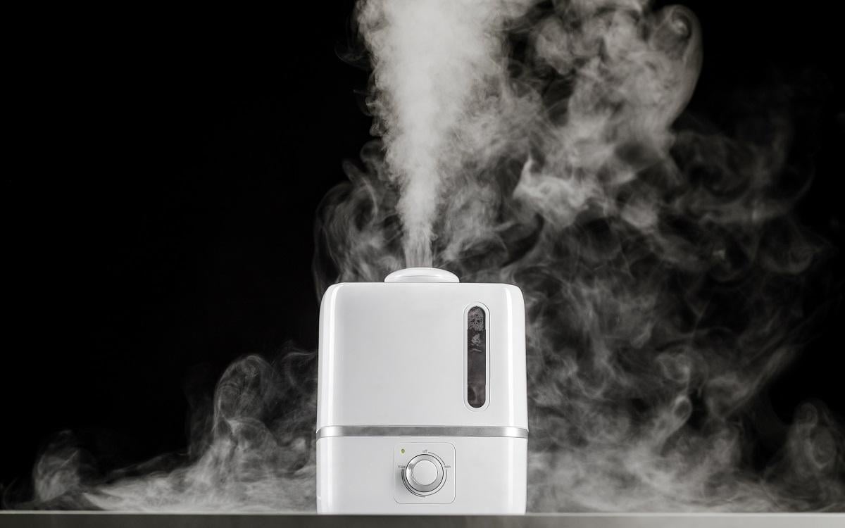 Steam from the humidifier. Ultrasonic technology, increasing the humidity of the air in the room.