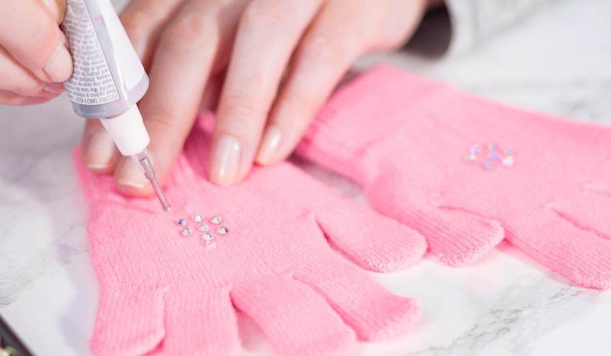 Rhinestone pink kids gloves with snowflake shapes Best Glue For Rhinestones